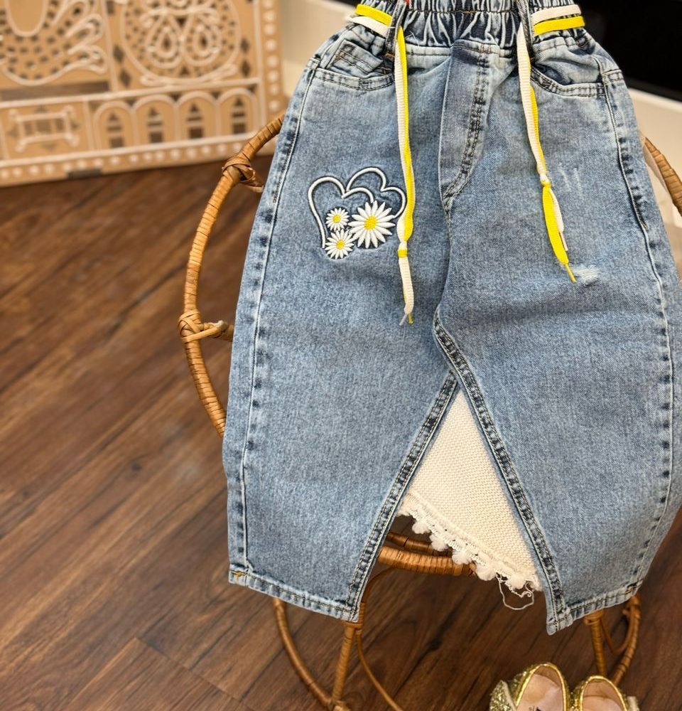 کد ۱۹۱۱ شلوار جین آبی گلدوزی بابونه ای