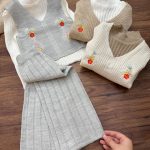 کد ۱۵۲۷ ست بلوز و جلیقه و شلوار طرح گلگونه