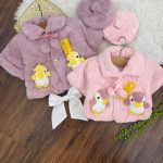 کد 2538 شنل استین دار وکلاه دار وارداتی طرح اردک کوچولو