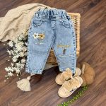 کد ۱۷۷۵ شلوار جین با طرح گلدوزی گل