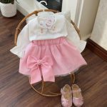 کد ۱۸۶۰ بلوز سفید + دامن صورتی طرح رعنا