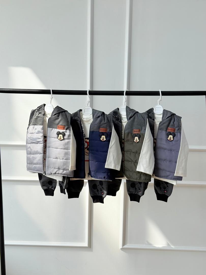 کد ۲۵۲۳ سه تیکه بلوز شلوار و پافر طرح باروک