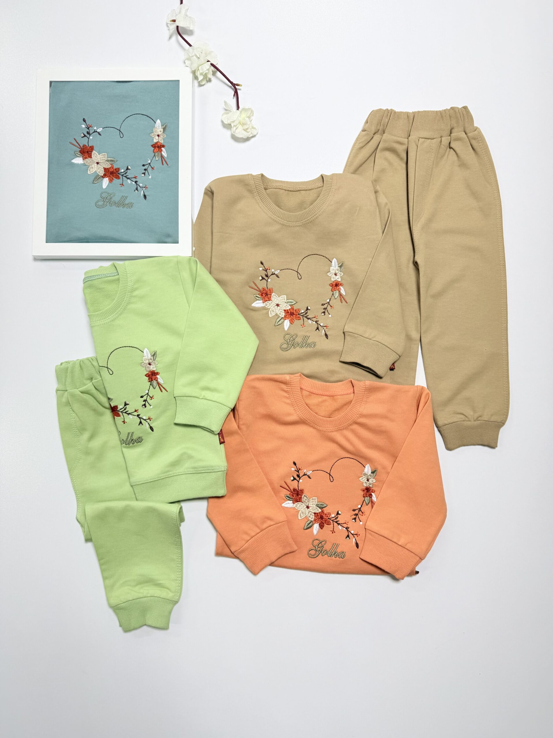 IMG_2660 کد ۳۰۶۱ ست خونگی گلدوزی شده طرح قلب گل ها - Image 1