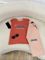 کد ۳۴۴۱ بلوز شلوارک طرح ERNICHTEN - Image 2