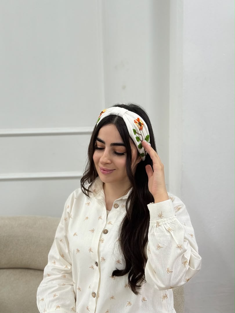 IMG-20260718-WA0035 کد ۳۹۲۷ تل گلدوزی لینن مادر و نوجوان - Image 1